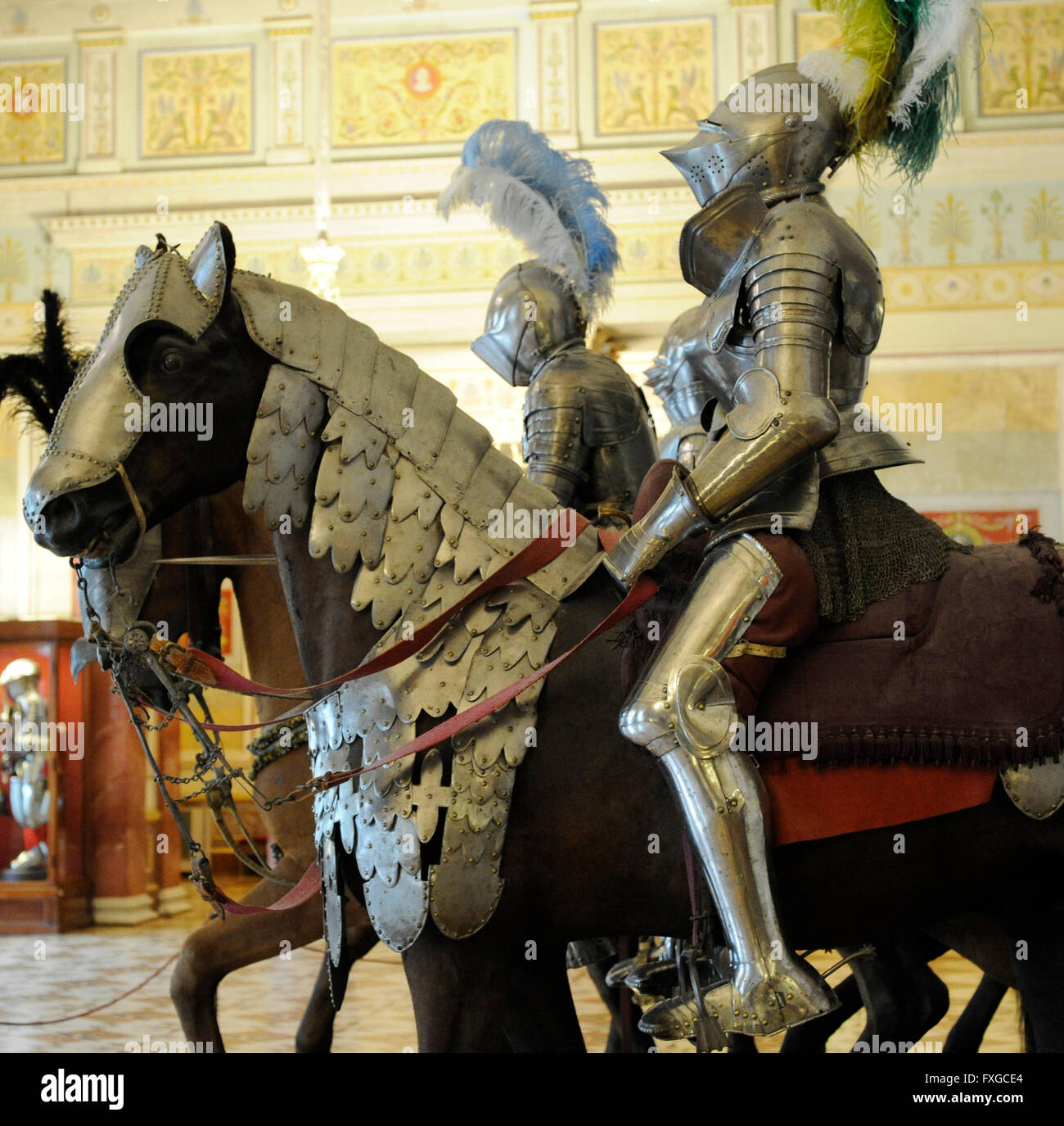 Die Eremitage. Der Rittersaal. Ritter in Rüstung auf dem Pferderücken. 16. Jahrhundert. Sankt Petersburg. Russland. Stockfoto