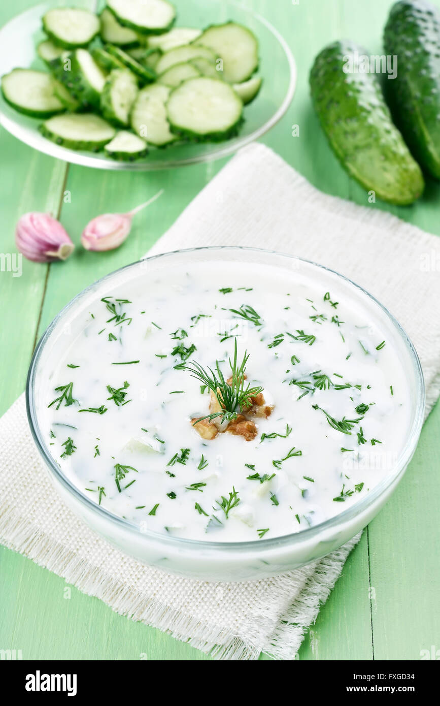Sommer-Joghurt-Suppe mit Gurken, Dill und Walnuss Stockfoto
