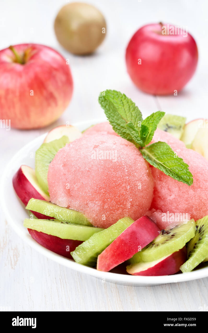 Wassermelone-Sorbet und Früchten in Schüssel, Nahaufnahme Stockfoto