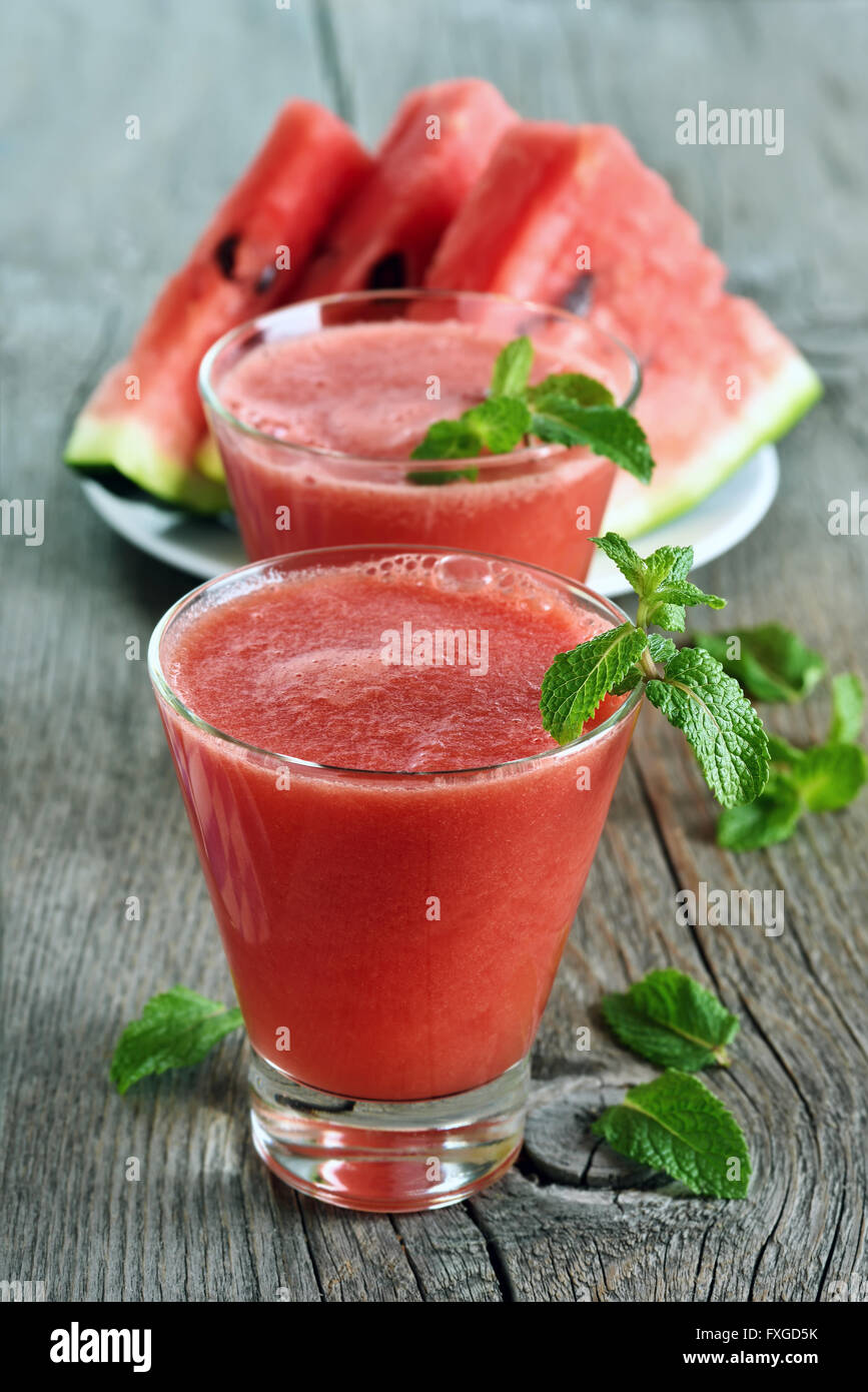 Wassermelone Saft Smoothie und Scheiben auf hölzernen Hintergrund Stockfoto