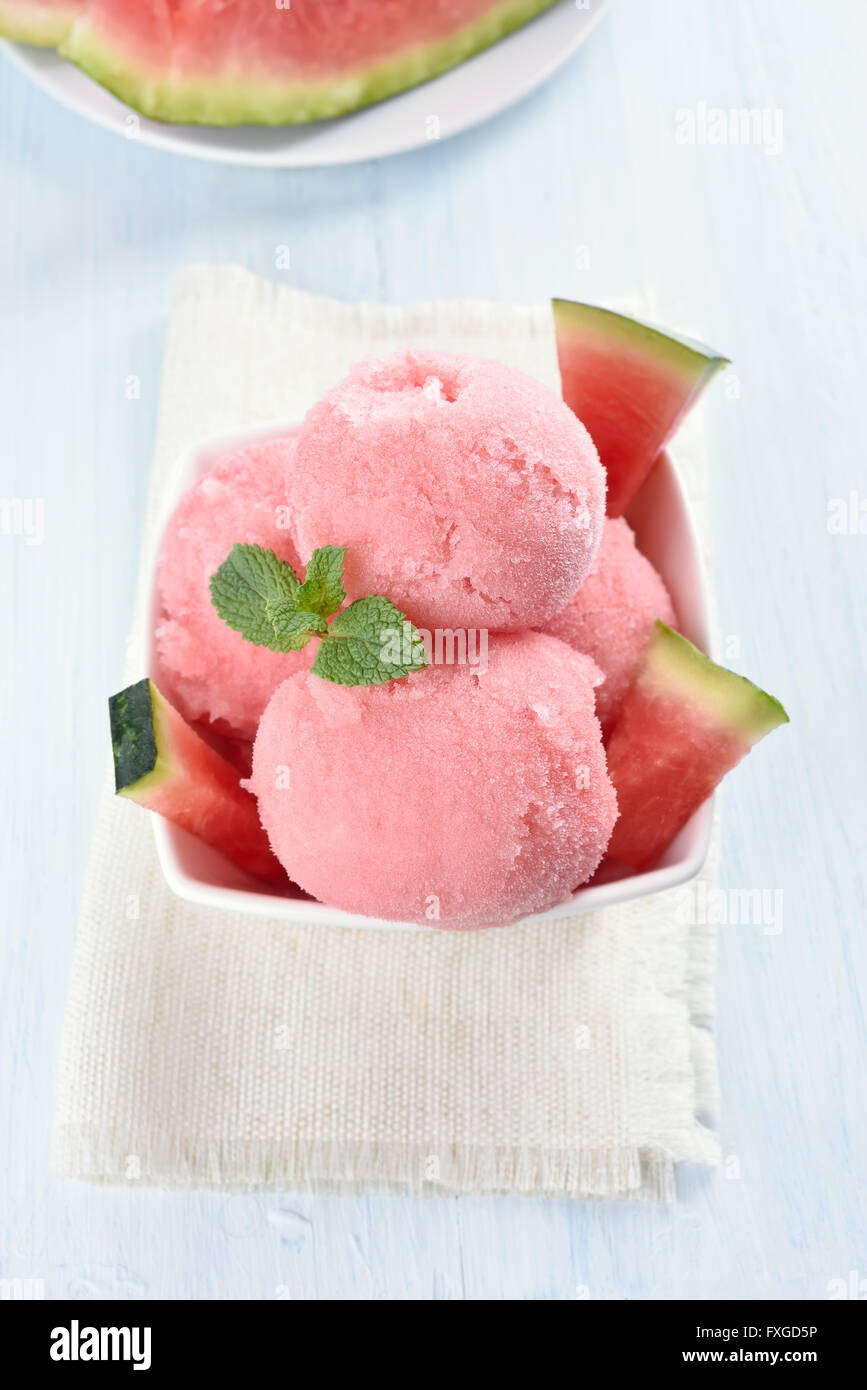 Wassermelone Eis-Sorbet mit Minze und Scheiben verziert Stockfoto