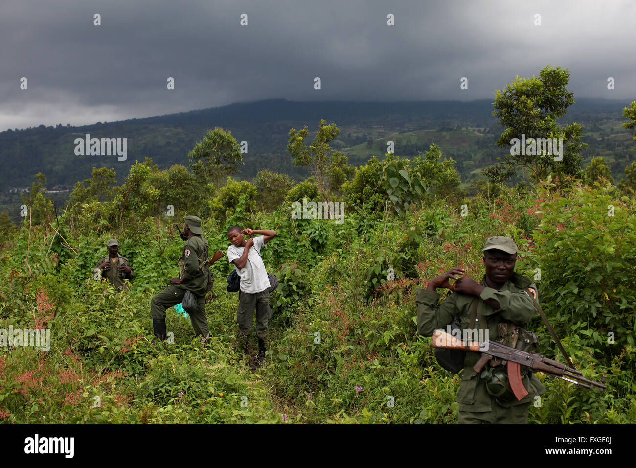 Ranger der Virunga-Nationalpark in der Demokratischen Republik Kongo führen eine Tour zu den neu ausbrechenden Vulkan Nyamulagira. Stockfoto