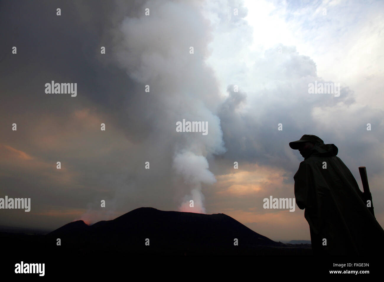 Ranger der Virunga-Nationalpark in der Demokratischen Republik Kongo führen eine Tour zu den neu ausbrechenden Vulkan Nyamulagira. Stockfoto