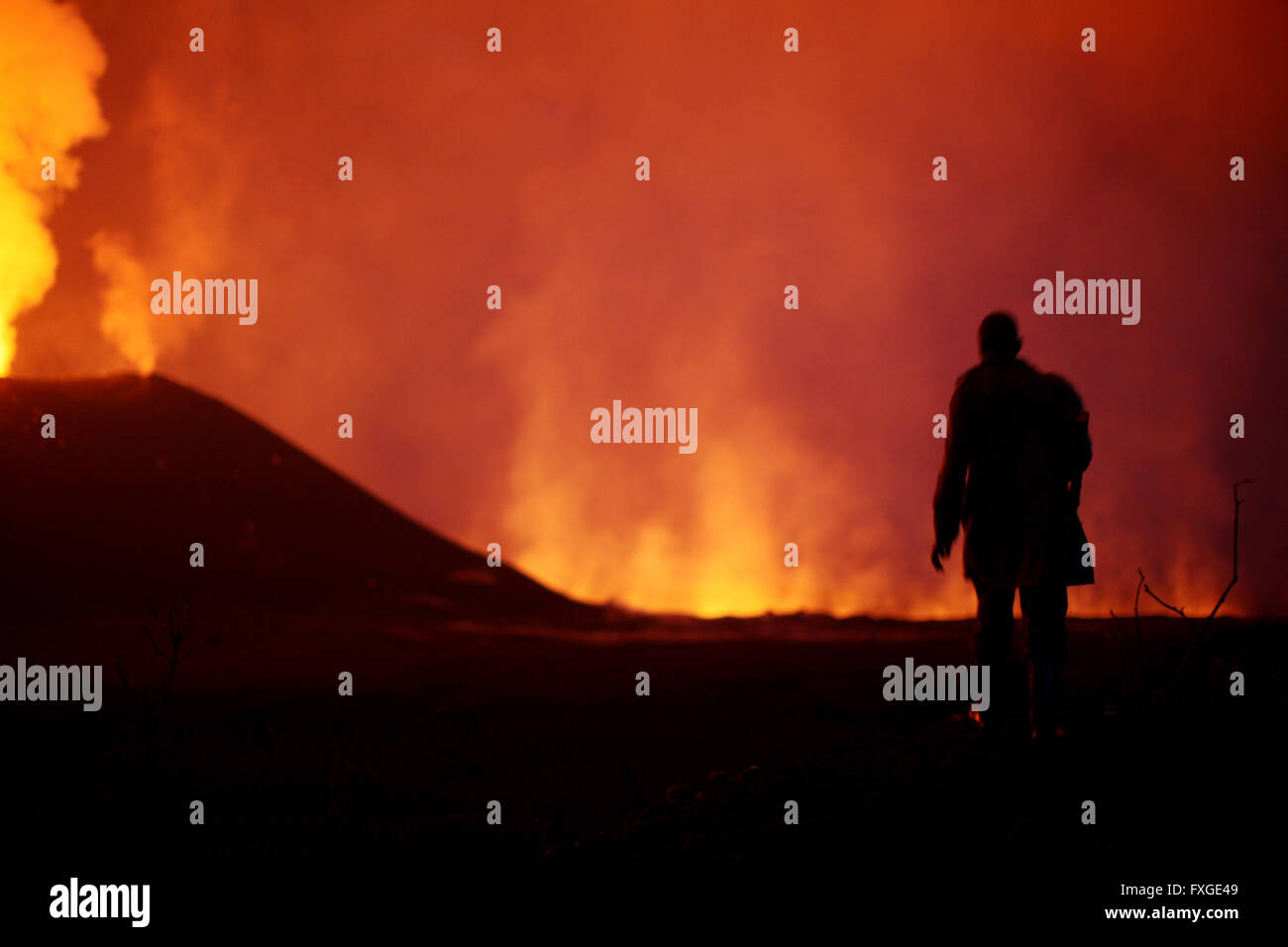 Ranger der Virunga-Nationalpark in der Demokratischen Republik Kongo führen eine Tour zu den neu ausbrechenden Vulkan Nyamulagira. Stockfoto