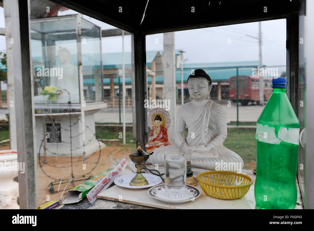 SRI LANKA Trincomalee, eine neue Buddha Schrein an Bushaltestelle gebaut von Singhalesen nach Krieg gegen Tamil Tiger, ein kontroverses Thema für die meisten Tamil / SRI LANKA Trincomalee, Singhalesen Errichteten Nach Dem Krieg Gegen Die Tamilen Einen Neuen Buddha dazu am Busbahnhof, Fuer sterben Ueberwiegend Tamilische Bevoelkerung in Trincomalee Ein Dorn Im Auge Stockfoto