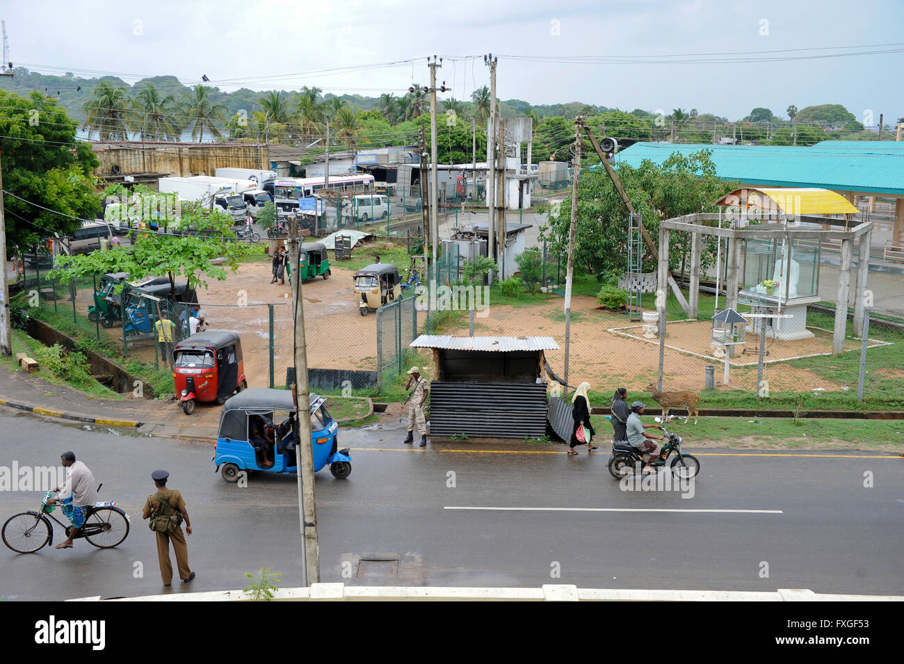 SRI LANKA Trincomalee, Militär-Strassensperre, eine neue Buddha-Schrein an Bushaltestelle gebaut von Singhalesen nach Krieg gegen Tamil Tiger, ein kontroverses Thema für die meisten Tamil / SRI LANKA Trincomalee, Kontrollpunkt der Singhalesischen Armee, Singhalesen Errichteten Nach Dem Krieg Gegen Die Tamilen Einen Neuen Buddha dazu am Busbahnhof, Fuer sterben Ueberwiegend Tamilische Bevoelkerung in Trincomalee Ein Dorn Im Auge Stockfoto