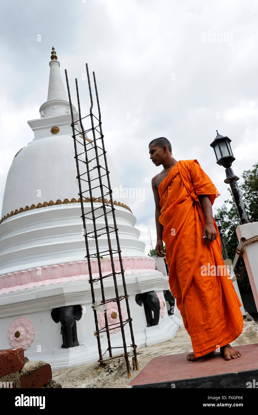SRI LANKA, buddhistische Stupa Neubau geht weiter nach Krieg gegen die LTTE Tamil Tigers / SRI LANKA, Nach Dem Sieg Gegen die LTTE Tamil-Tiger Werden im Tamilischen Gebieten Auffaellig Viele Neue Buddhistische Stupa Gebaut Und Singhalesen Angesiedelt Stockfoto