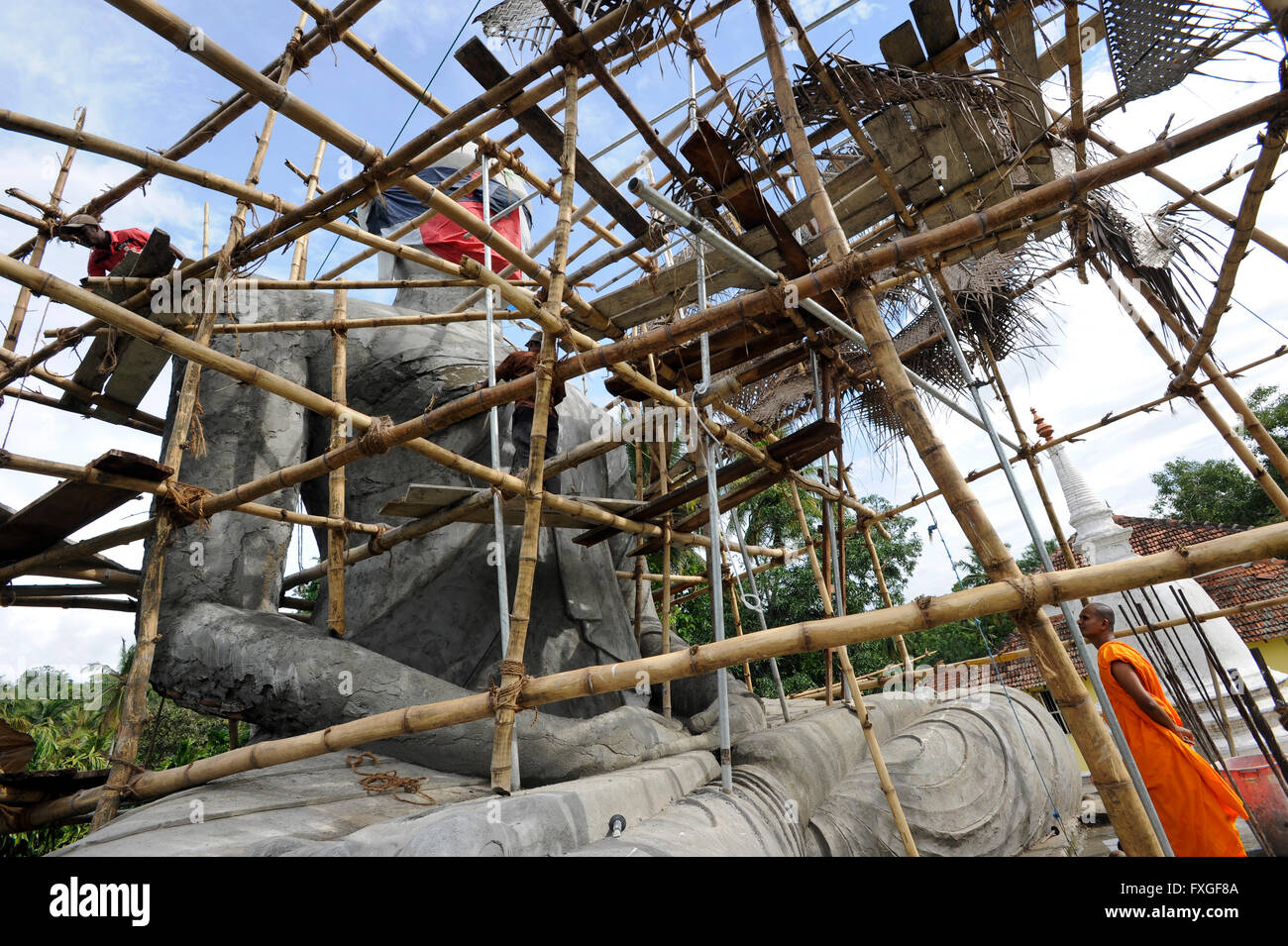 SRI LANKA, buddhistische Stupa Neubau geht weiter nach Krieg gegen die LTTE Tamil Tigers / SRI LANKA, Nach Dem Sieg Gegen die LTTE Tamil-Tiger Werden im Tamilischen Gebieten Auffaellig Viele Neue Buddhistische Stupa Gebaut Und Singhalesen Angesiedelt Stockfoto