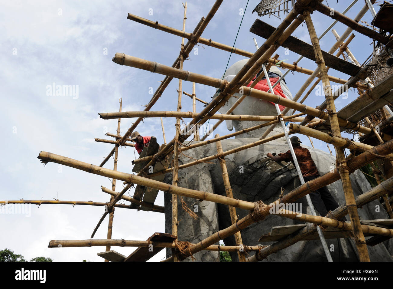 SRI LANKA, buddhistische Stupa Neubau geht weiter nach Krieg gegen die LTTE Tamil Tigers / SRI LANKA, Nach Dem Sieg Gegen die LTTE Tamil-Tiger Werden im Tamilischen Gebieten Auffaellig Viele Neue Buddhistische Stupa Gebaut Und Singhalesen Angesiedelt Stockfoto