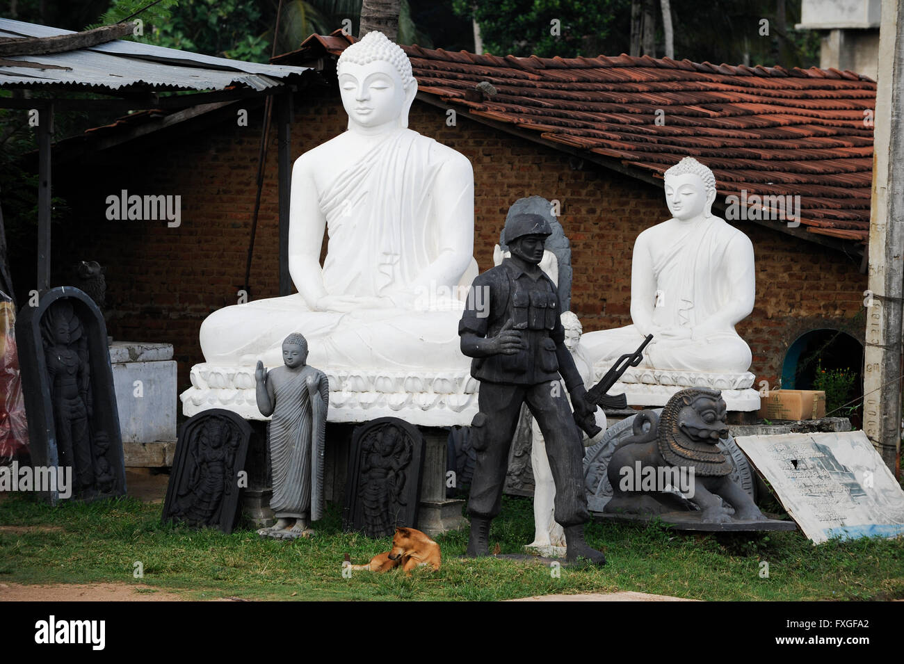 SRI LANKA, buddhistische Stupa Neubau geht weiter nach Krieg gegen die LTTE Tamil-Tiger, Buddha und singhalesische Soldaten Skulpturen in der Bildhauerwerkstatt / SRI LANKA, Nach Dem Sieg Gegen die LTTE Tamil-Tiger Werden im Tamilischen Gebieten Auffaellig Viele Neue Buddhistische Stupa Gebaut, Werkstatt Eines Skulpteurs, Buddha-Figuren Und Skulptur Eines Singhalesischen Soldaten Stockfoto