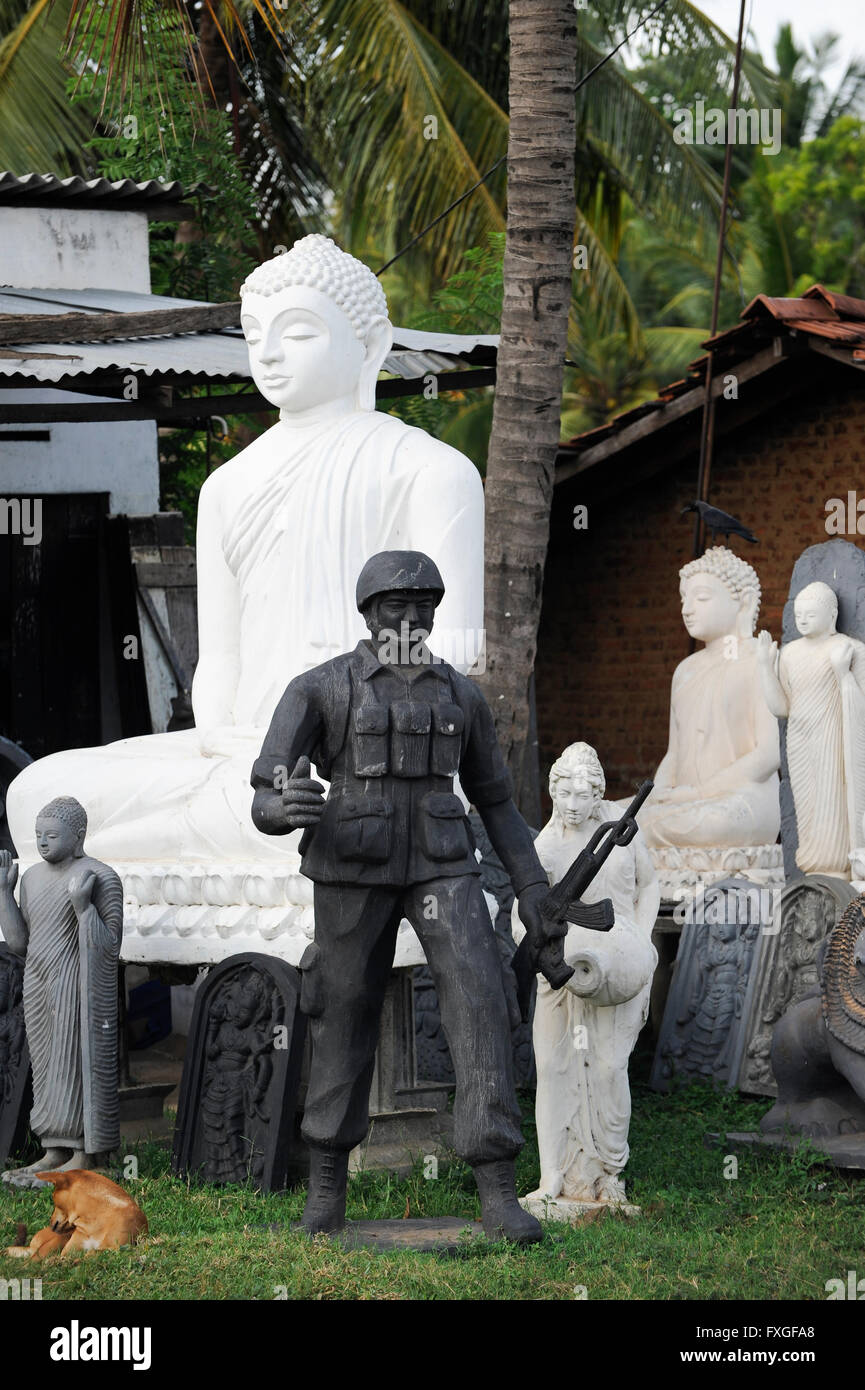 SRI LANKA, buddhistische Stupa Neubau geht weiter nach Krieg gegen die LTTE Tamil-Tiger, Buddha und singhalesische Soldaten Skulpturen in der Bildhauerwerkstatt / SRI LANKA, Nach Dem Sieg Gegen die LTTE Tamil-Tiger Werden im Tamilischen Gebieten Auffaellig Viele Neue Buddhistische Stupa Gebaut, Werkstatt Eines Skulpteurs, Buddha-Figuren Und Skulptur Eines Singhalesischen Soldaten Stockfoto