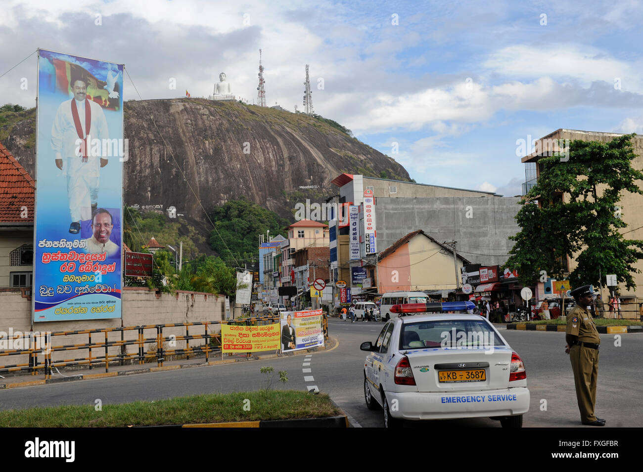 Sri Lankas Präsident Mahinda Rajapaksa feiert seinen Sieg im Krieg gegen die LTTE Tamil Tigers auf Propaganda-Plakate, Rock Woth Buddha-Statue / Sri Lankas Präsident Mahinda Rajapakse Feiert Seinen Sieg Gegen die LTTE Tamil-Tiger Auf Propaganda-Plakaten Landesweit, Felsen Mit Buddha-Statue Stockfoto