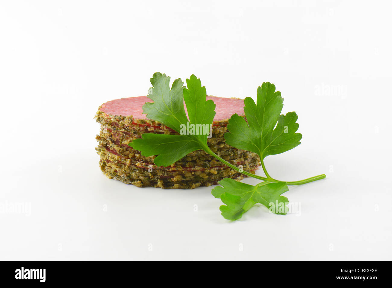 Stapel Scheiben Pfeffer Salami auf weißem Hintergrund Stockfoto