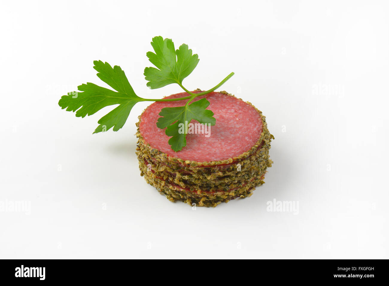 Stapel Scheiben Pfeffer Salami auf weißem Hintergrund Stockfoto
