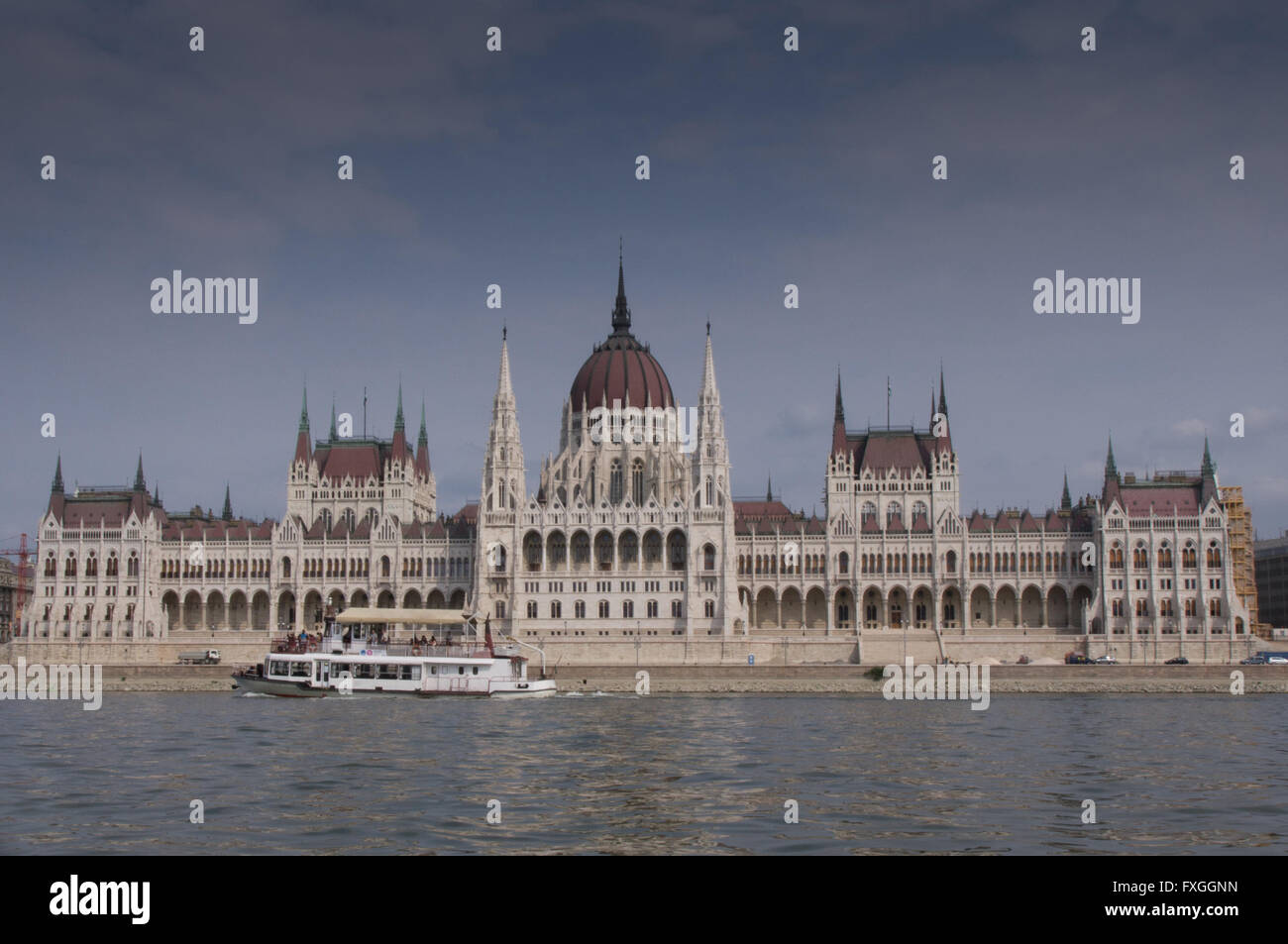 Schiff kreuzt das Parlament in Budapest Stockfoto