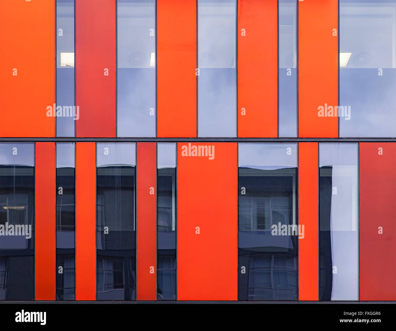 Bild des symmetrischen moderner Architektur mit Glasfronten. Stockfoto