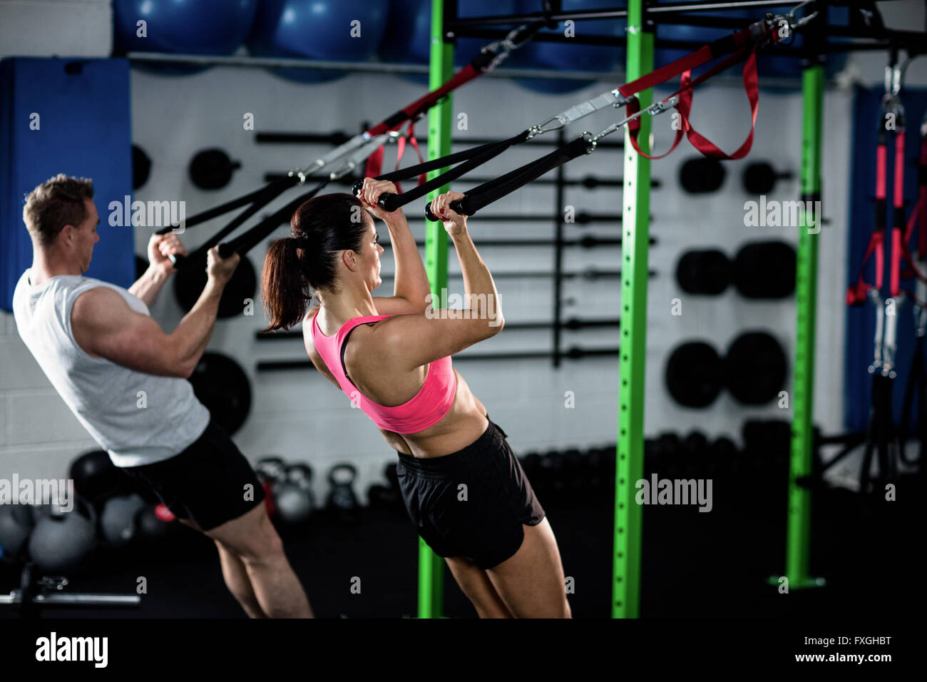 Mann und Frau tun Trx Suspension Training Fitness Riemen Stockfoto