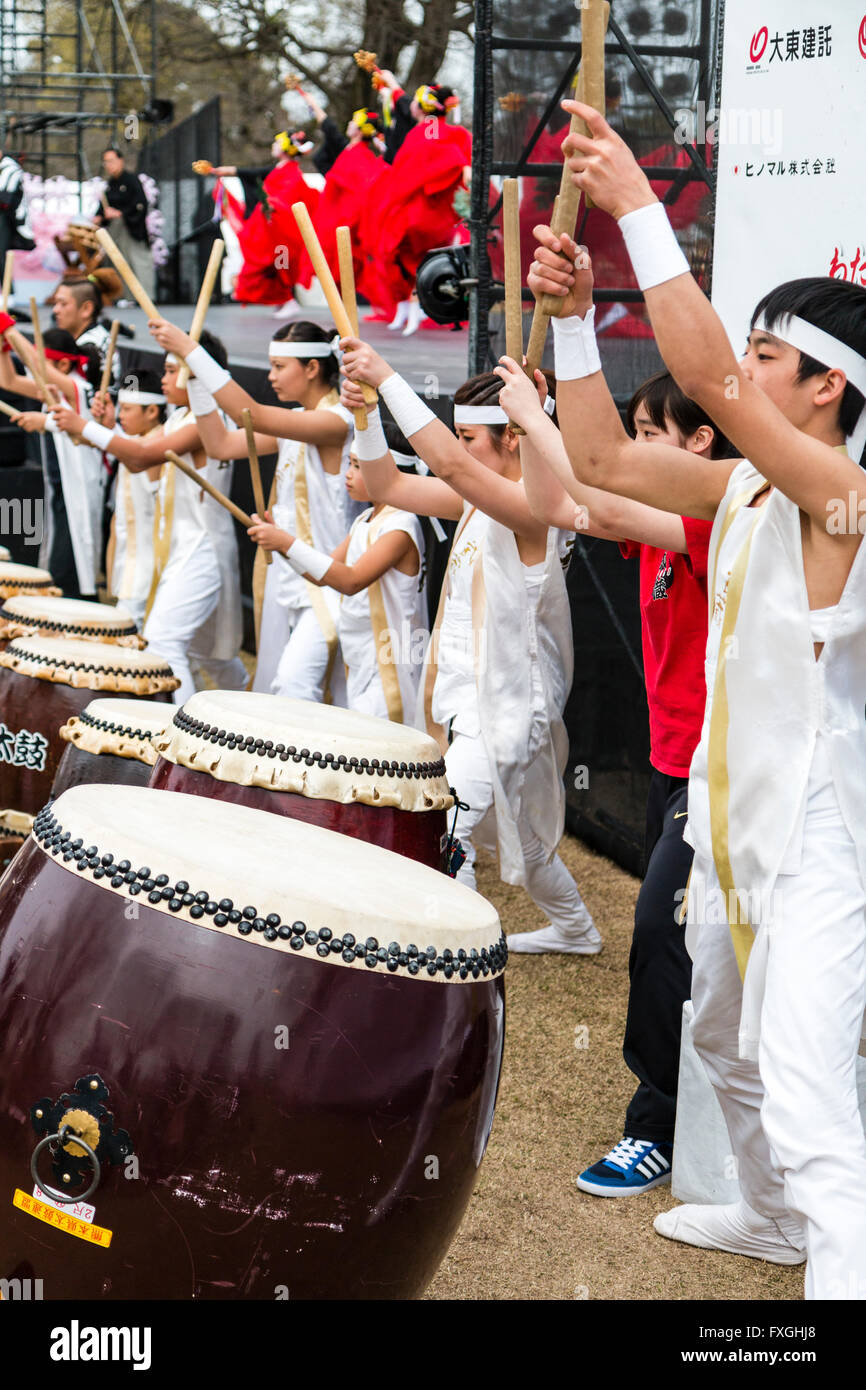 Taiko Trommler, Kumi-daiko Konzert. Seitenansicht der Reihe von Kindern und Jugendlichen in den traditionellen drumming Kostüm, schlagende Linie der nagado-daiko Drums. Stockfoto