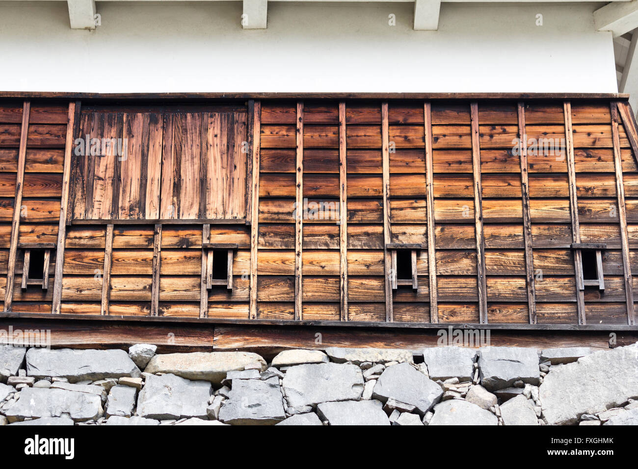 Japan, Schloss Kumamoto. Higashi Jyuhachi-ken Yagura, Revolver mit Sama, schießen Löcher, geschlossene Fenster und Ishigaki Steinmauern. Nahaufnahme, Detail. Stockfoto