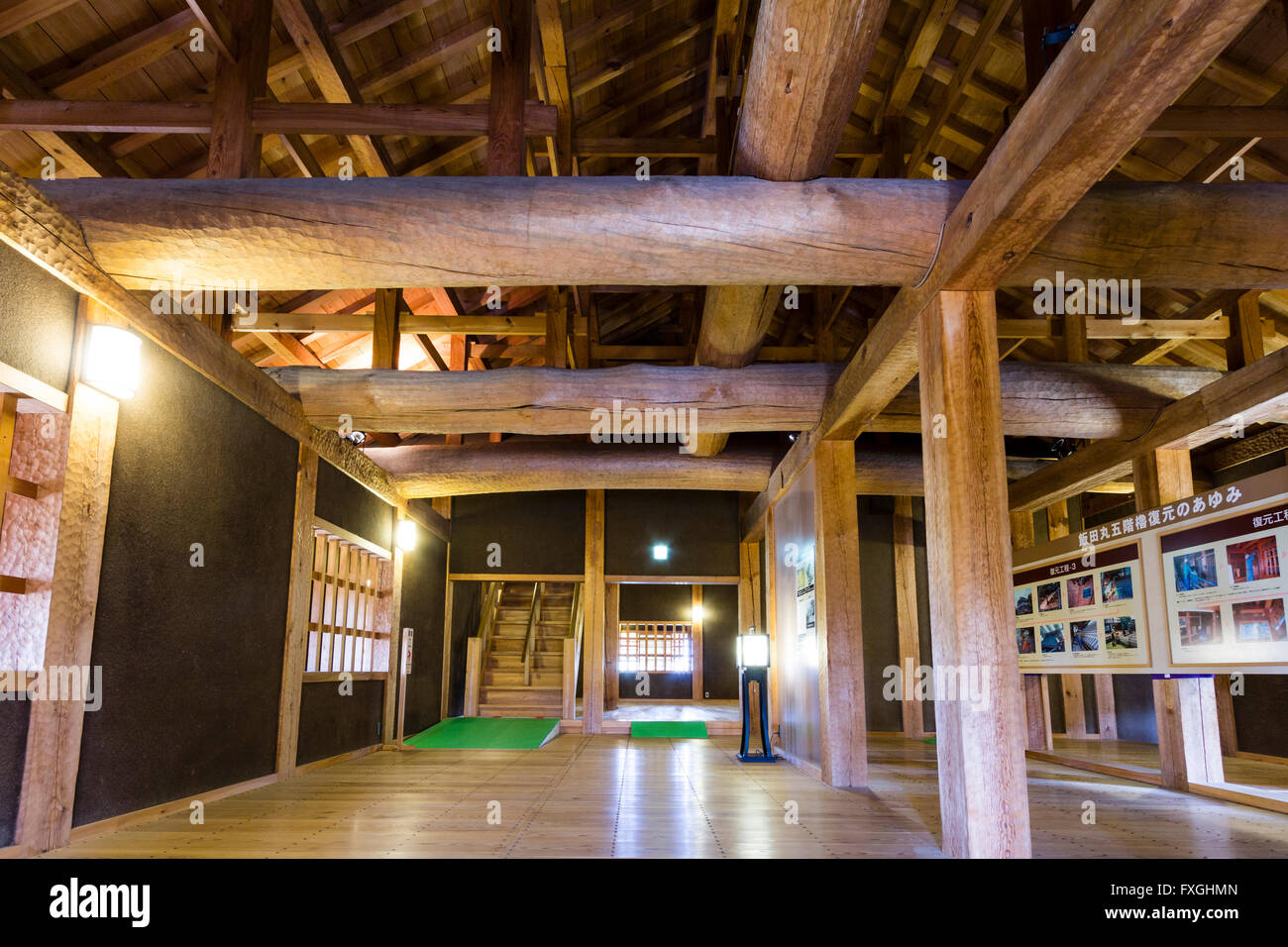 Japan, Schloss Kumamoto. Iidamaru-Go-Kai yagura, 5-stöckigen Turm. Innenansicht entlang, mit massiver Zeder Trägern, die das Dach stützen. Stockfoto