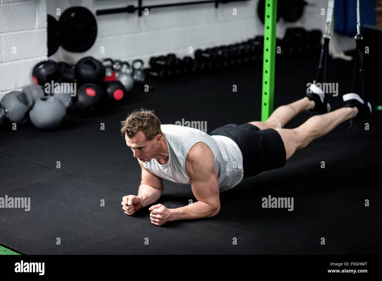 Mann tut Trx Suspension Training Fitness Riemen Stockfoto