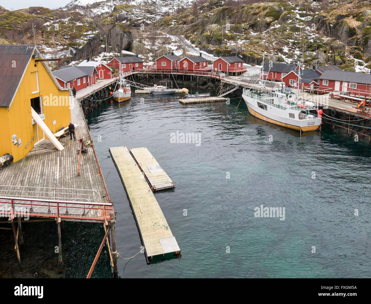 Angelboote/Fischerboote und Rorbu-Hütten im Hafen von Nusfjord, Lofoten, Norwegen Stockfoto