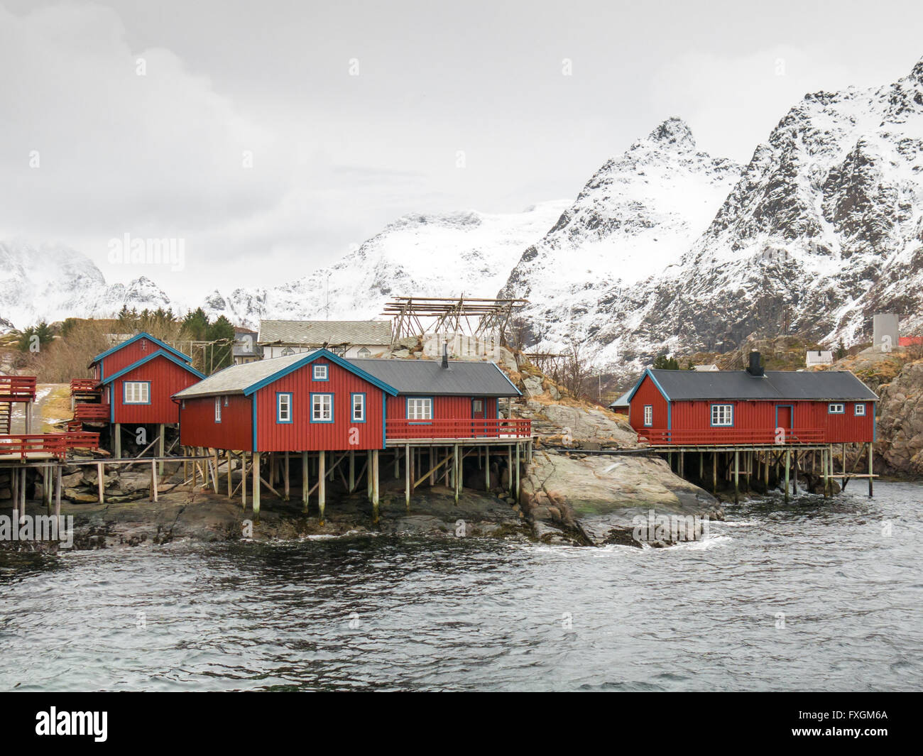 Rorbuer, rote Fischer Kabinen, in der Stadt ein auf Lofoten Inseln genannt, Nord-Norwegen Stockfoto