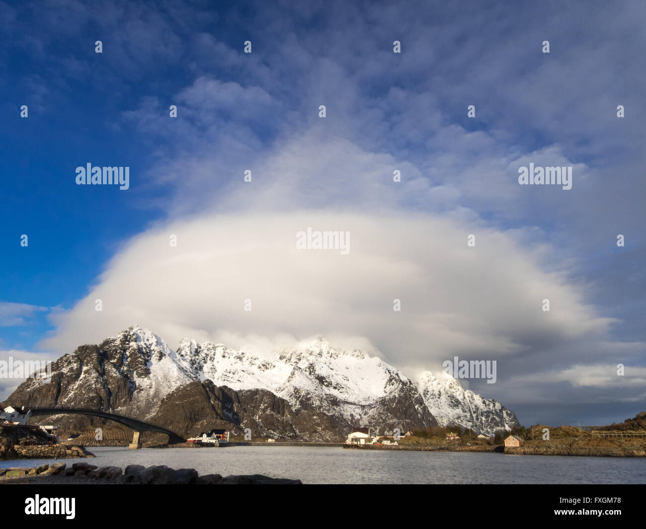 Winterpanorama mit große Wolke über Berge in Henningsvær auf den Lofoten Inseln, Norwegen Stockfoto