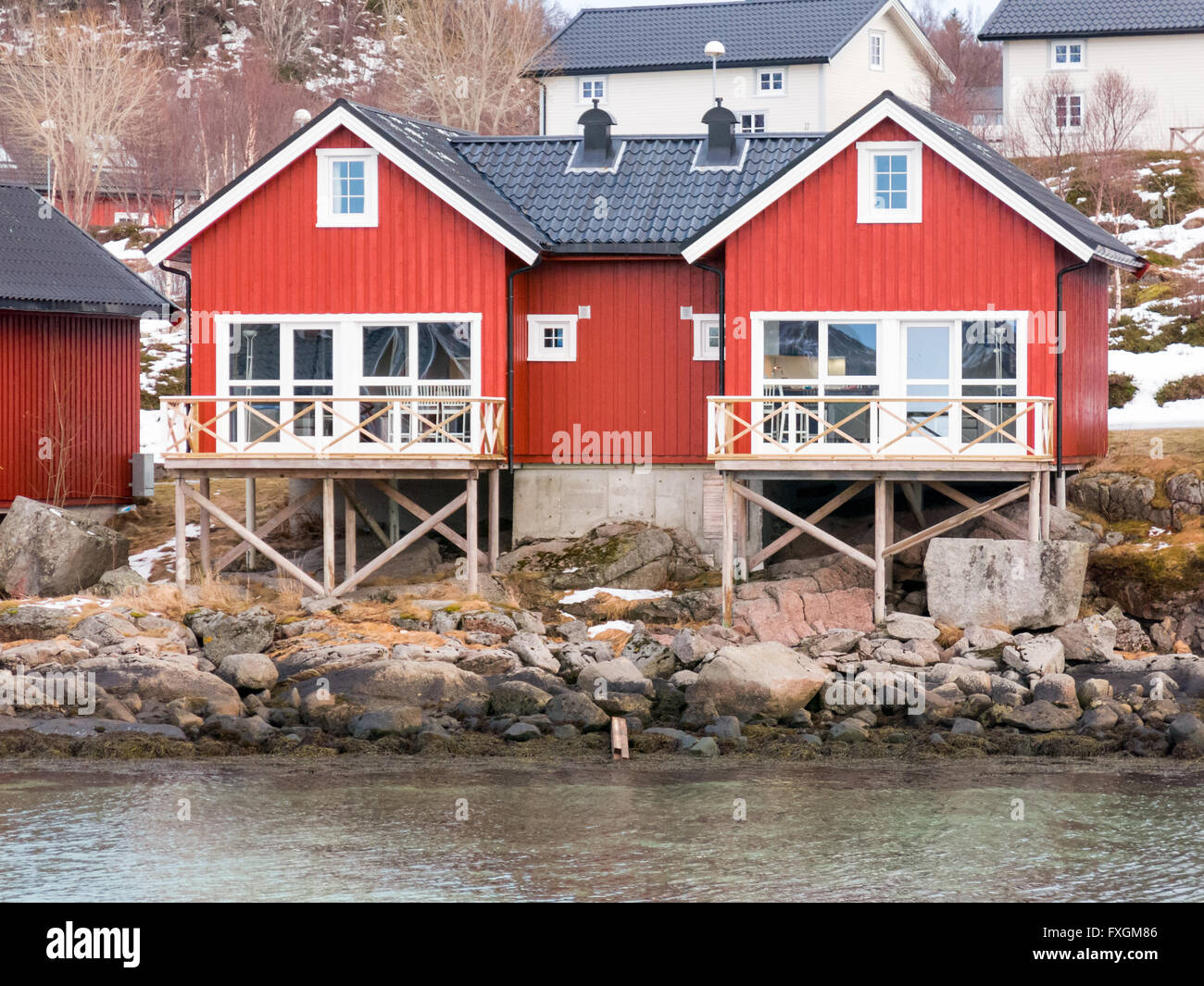 Zwei rote Rorbu-Hütten in Stokmarknes auf Hadsel Insel, Vesteralen, Norwegen Stockfoto