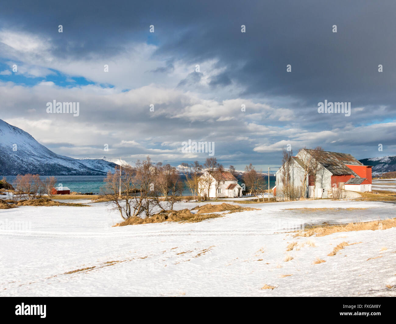 Winter-Blick auf Hemmestad und Kvaefjord in Harstad, Troms Grafschaft in Nord-Norwegen Stockfoto