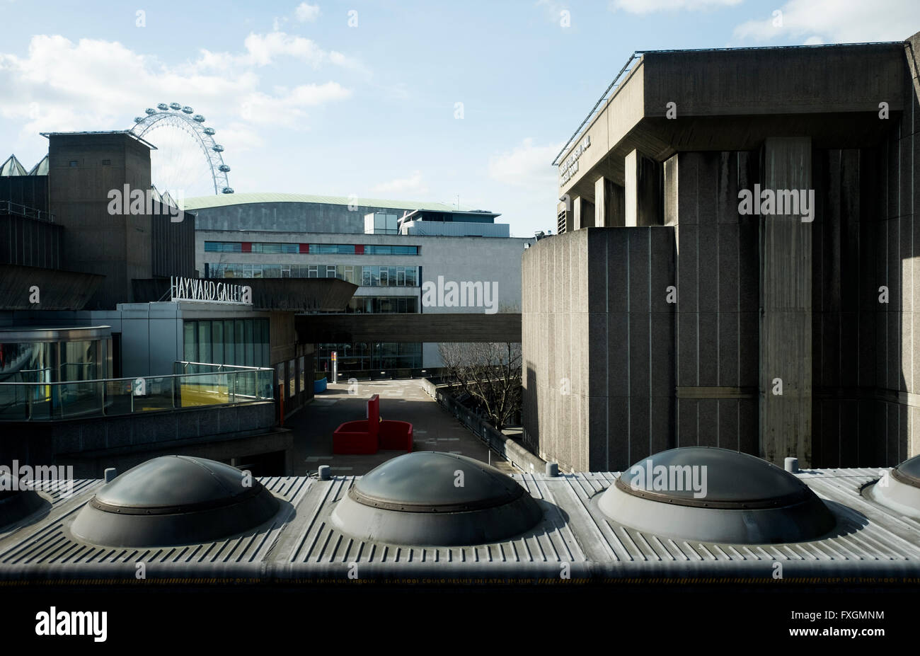 South Bank Centre, London, mit Hayward Gallery und dem London Eye im Hintergrund Stockfoto