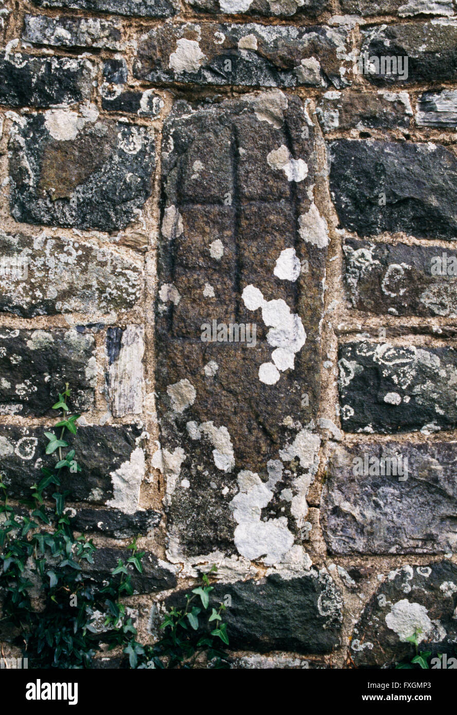 Einer der fünf frühen christlichen Hochkreuze, die in der Wand des St Gwyndaf Kirche, Llanwnda, Pembrokeshire integriert. Stockfoto