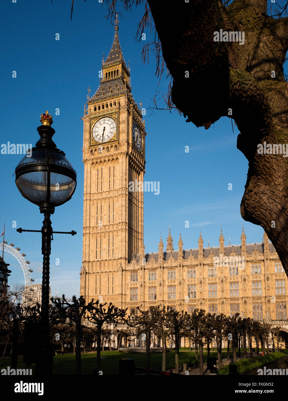 Big Ben, die Elizabeth-Turm und die Häuser des Parlaments, zeigt New Palace Yard, und auf der linken Seite, das London Eye Stockfoto