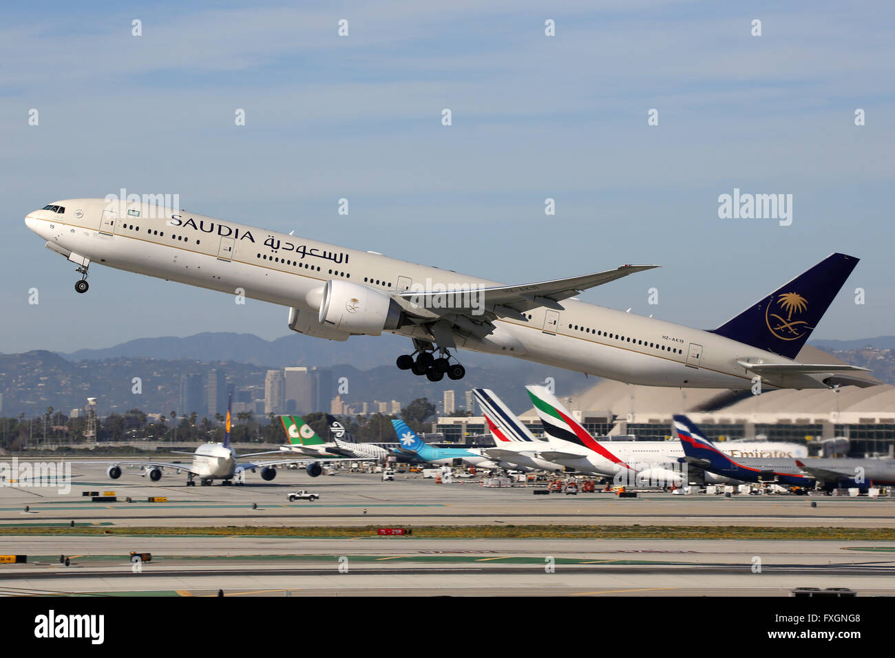 Los Angeles, USA - 22. Februar 2016: A Saudia Boeing 777-300ER mit der Registrierung startet HZ-AK19 vom Los Angeles International Stockfoto