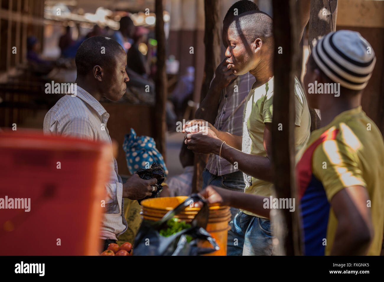 Mosambik, Männer, Verkauf von Gemüse auf dem Markt. Stockfoto