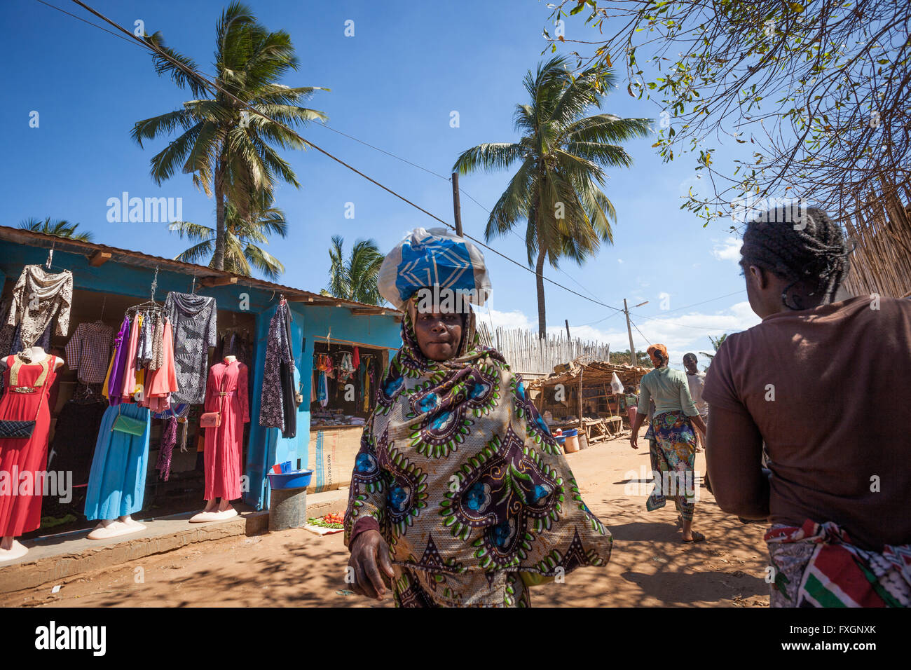 Mosambik, Frauen auf dem Markt auf der Straße. Stockfoto