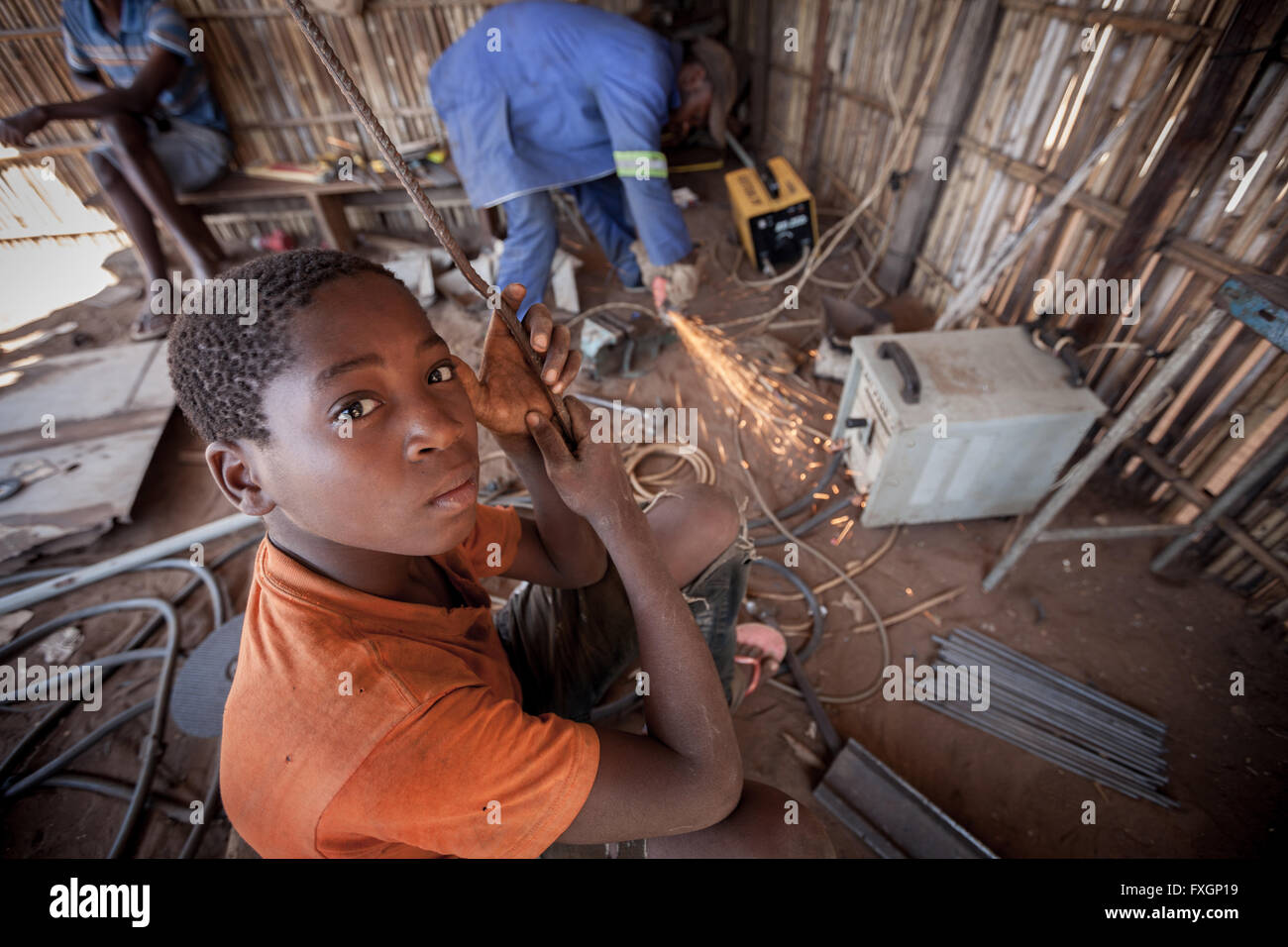 Mosambik, arbeitet ein Kind in einer Schlosserei Lackierbetrieb Stockfoto