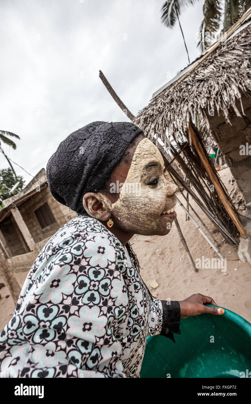 Mosambik, eine Frau mit farbigen weißes Gesicht. Stockfoto