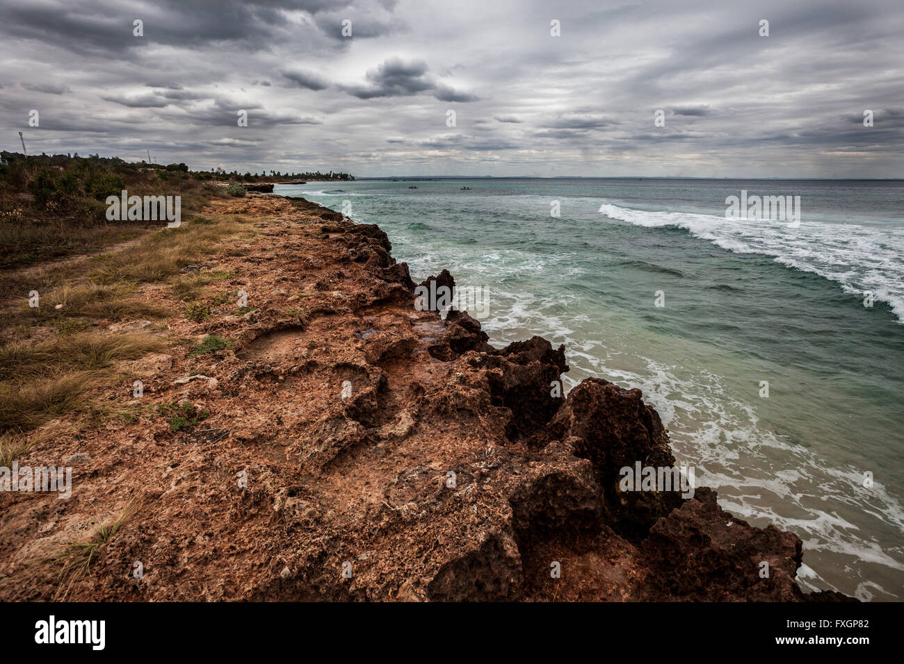 Mosambik, ein Blick auf das Meer, graue Wolkenhimmel. Stockfoto