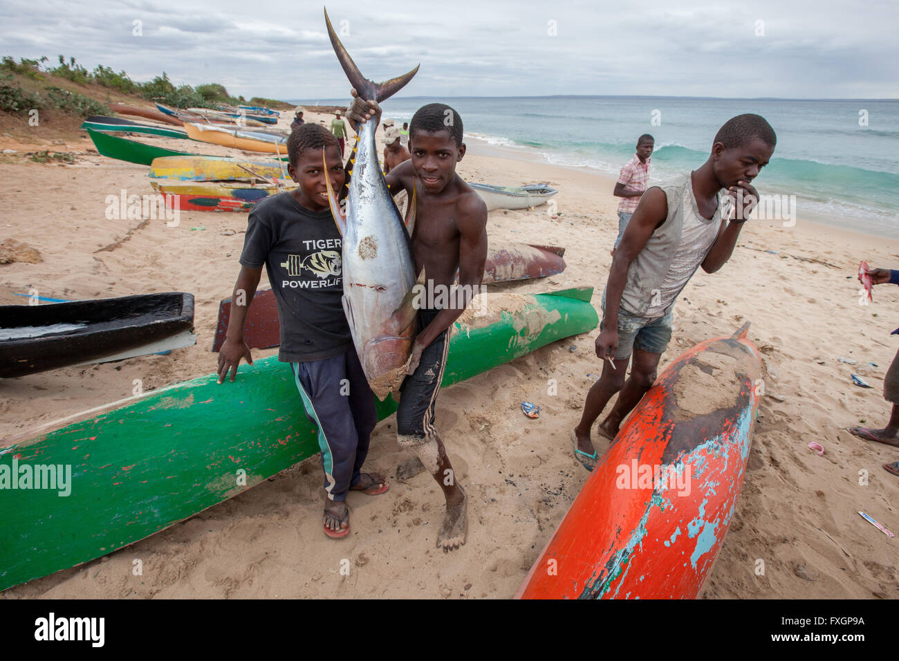 Mosambik, Fischer am Strand mit großen Fische sitzen auf dem Boot. Stockfoto
