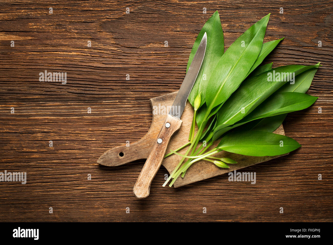 Bärlauch-Blätter auf hölzernen Hintergrund Überkopf-Shooting Stockfoto