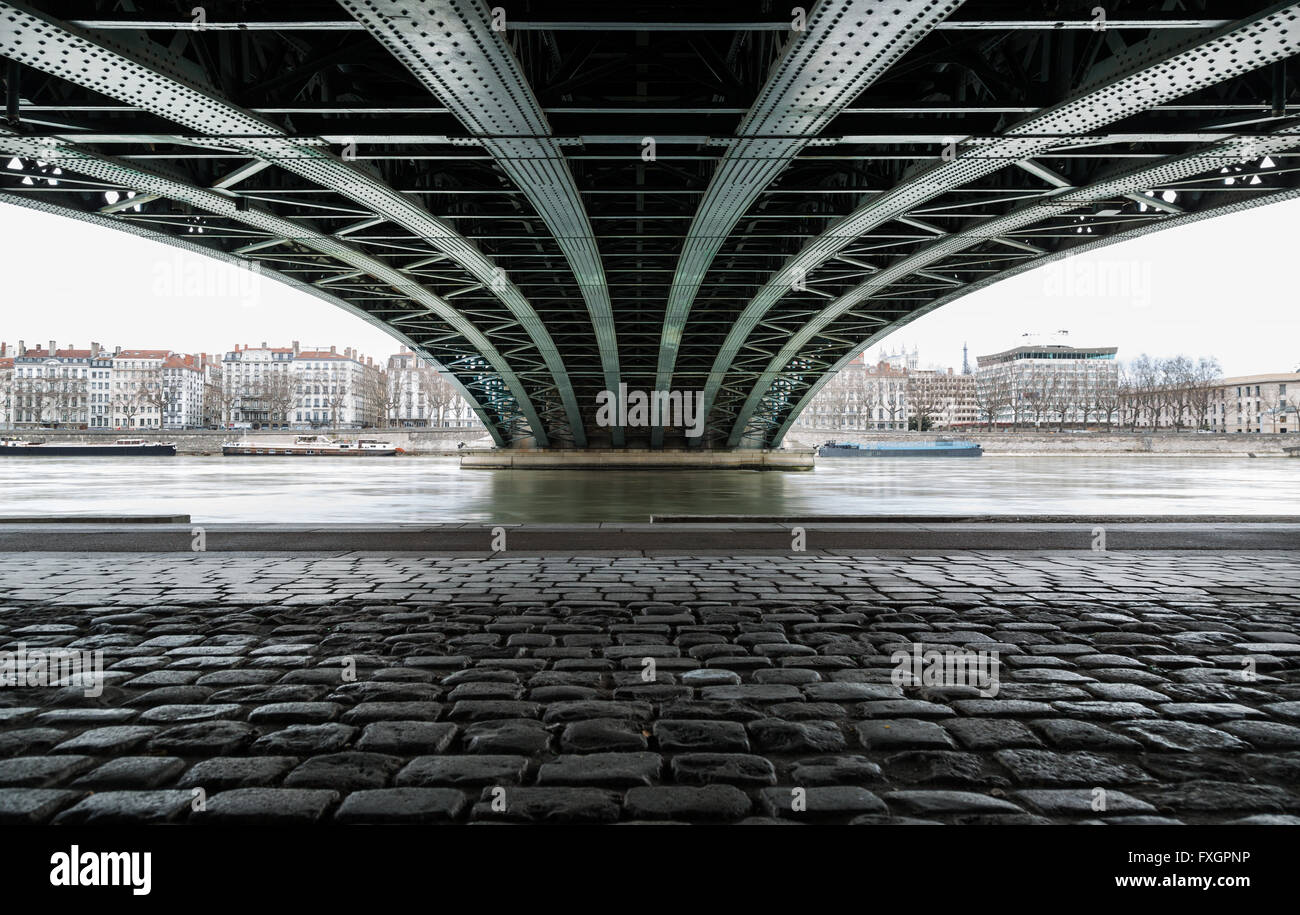 Leere Straße unter einer Brücke in Lyon an einem kalten Wintertag. Stockfoto