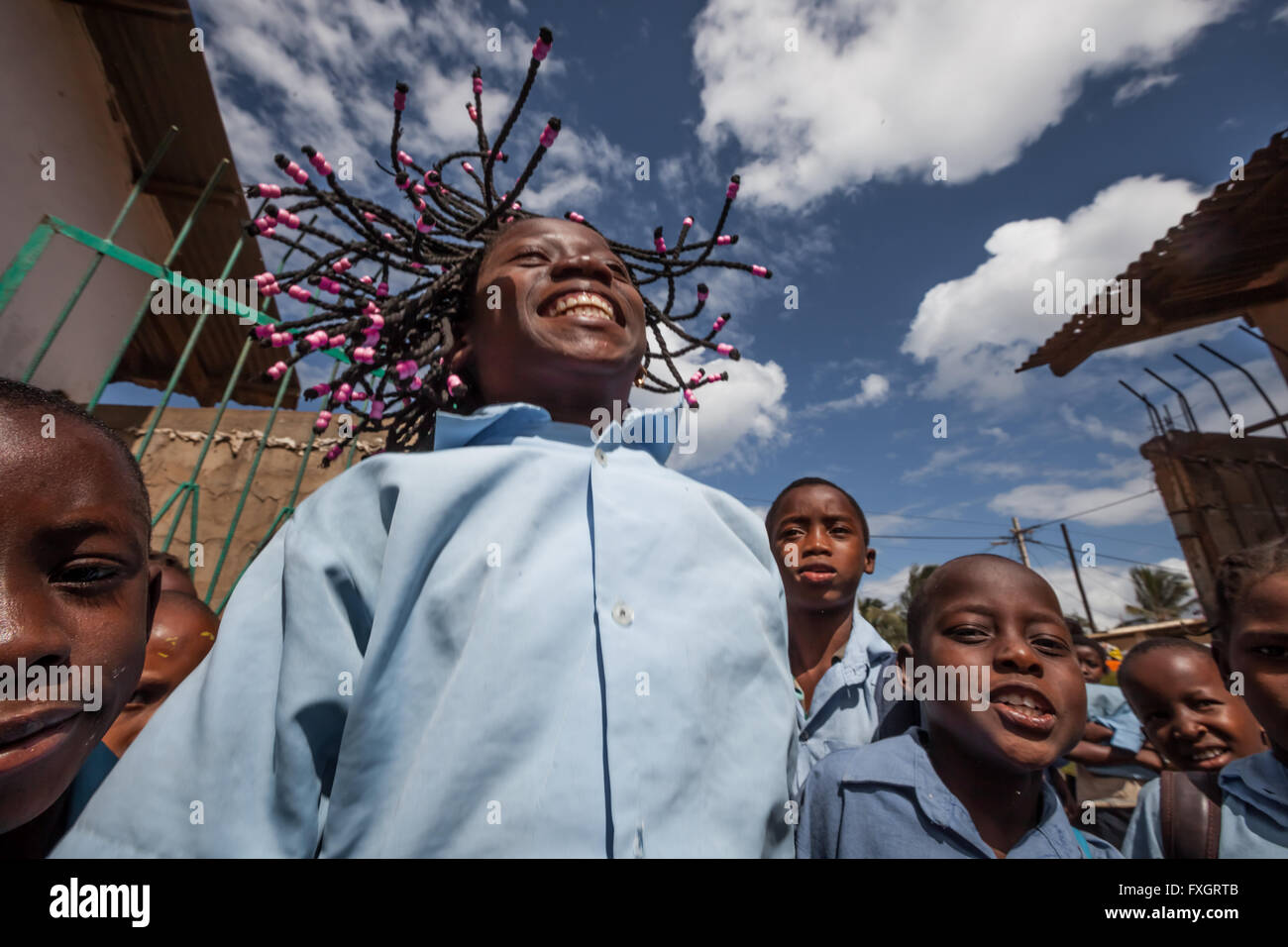 Mosambik, Afrika, eine Klasse für Kinder, auf der Straße, lächelnd und spielen. Stockfoto