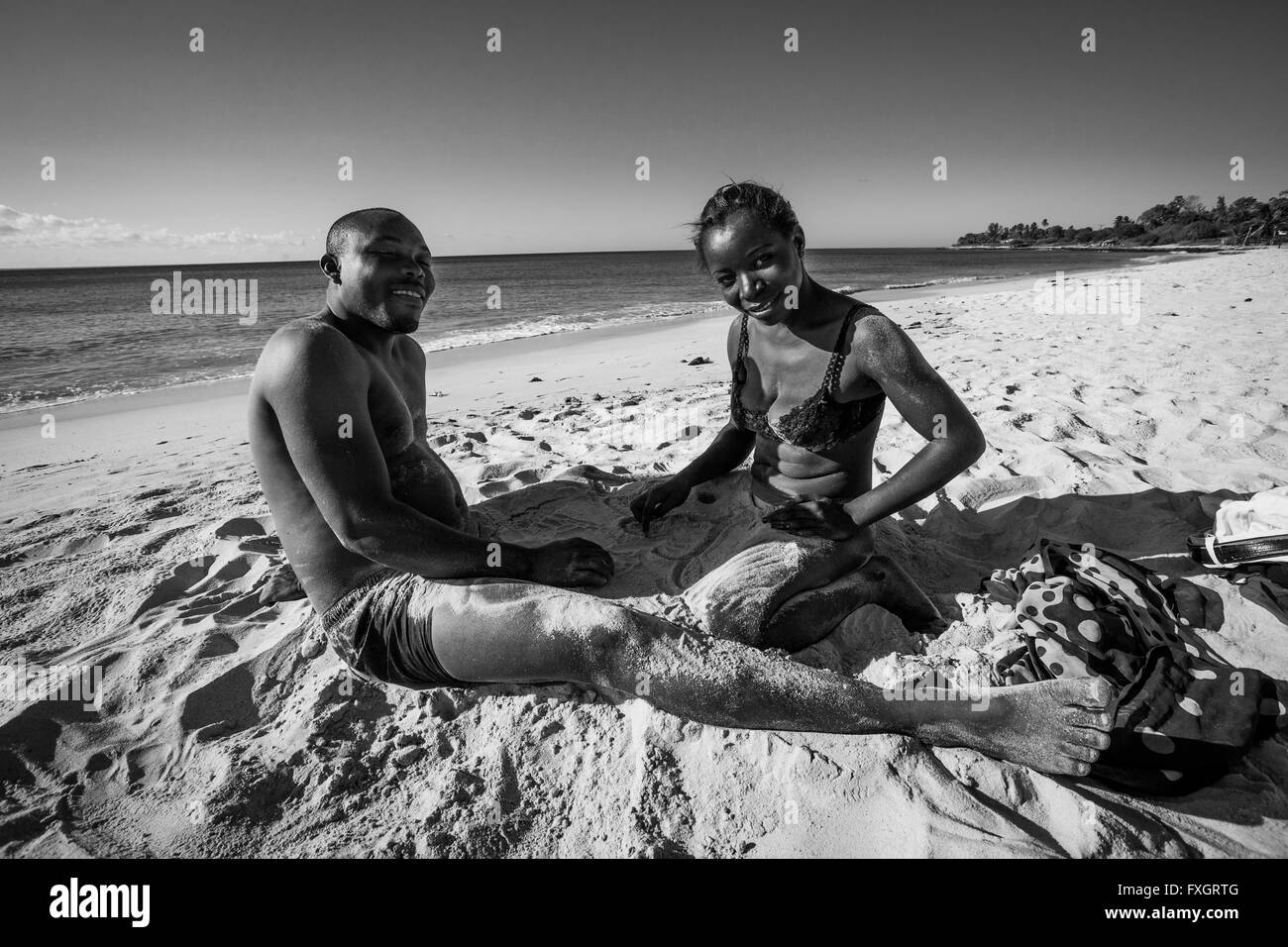 Mosambik, Mann und Frau am Strand, weißer sand, schwarz / weiß, B&W. Stockfoto