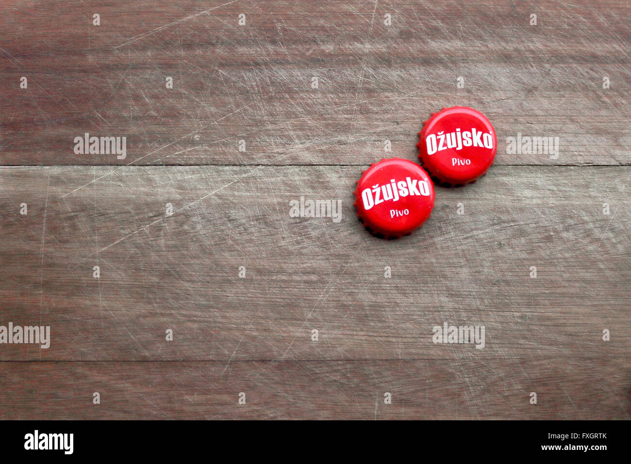 Ožujsko Kronkorken auf Holz Hintergrund Stockfoto