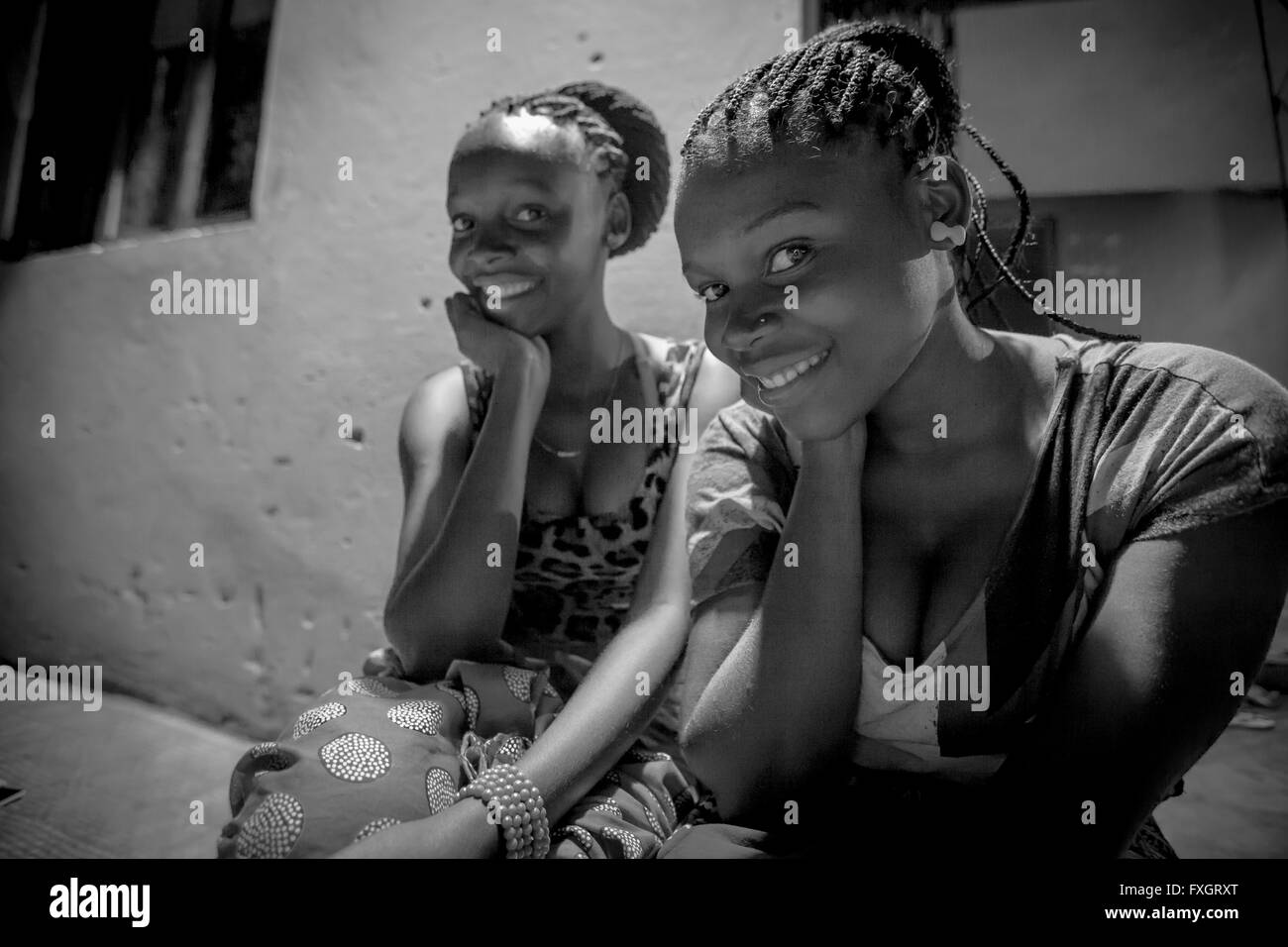 Mosambik, zwei Mädchen Freundschaft Lächeln und posieren, schwarz und weiß, B&W. Stockfoto