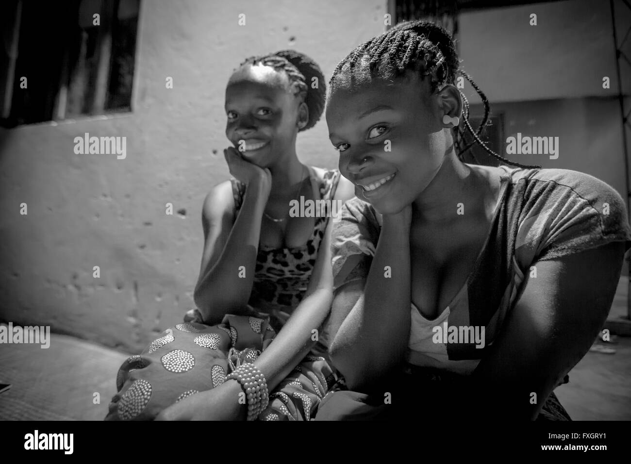 Mosambik, zwei Mädchen Freundschaft Lächeln und posieren, schwarz und weiß, B&W. Stockfoto