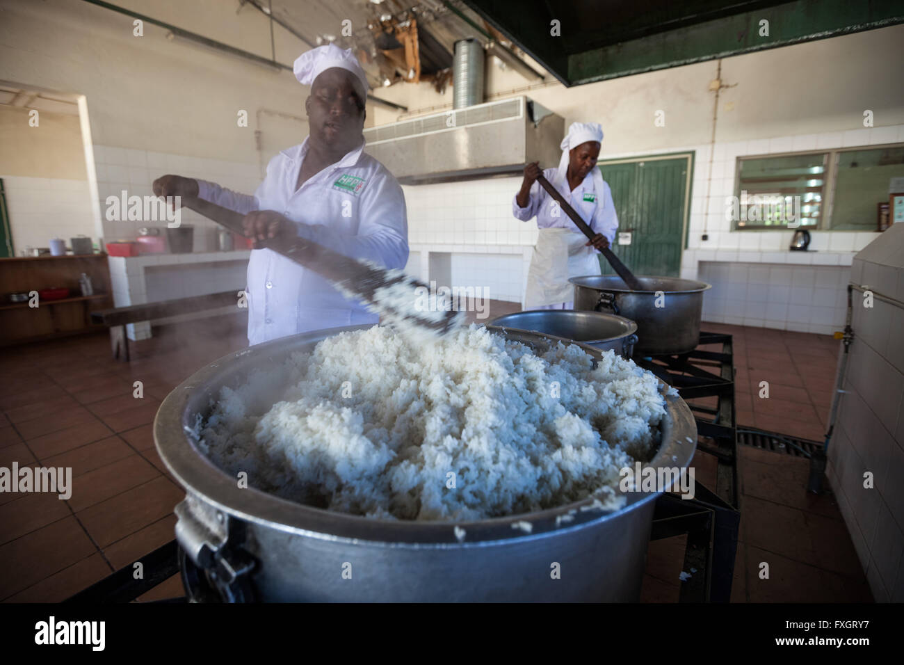 Mosambik, Mann und Frau sind Reis, traditionelle Cousin kochen. Stockfoto