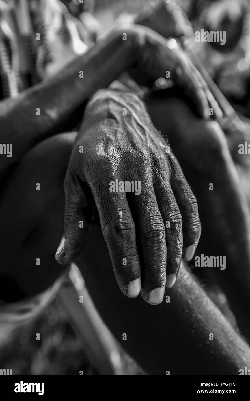 Mosambik, ein Detail von Menschenhänden, gegerbt und faltige Haut, schwarz und weiß, B&W. Stockfoto