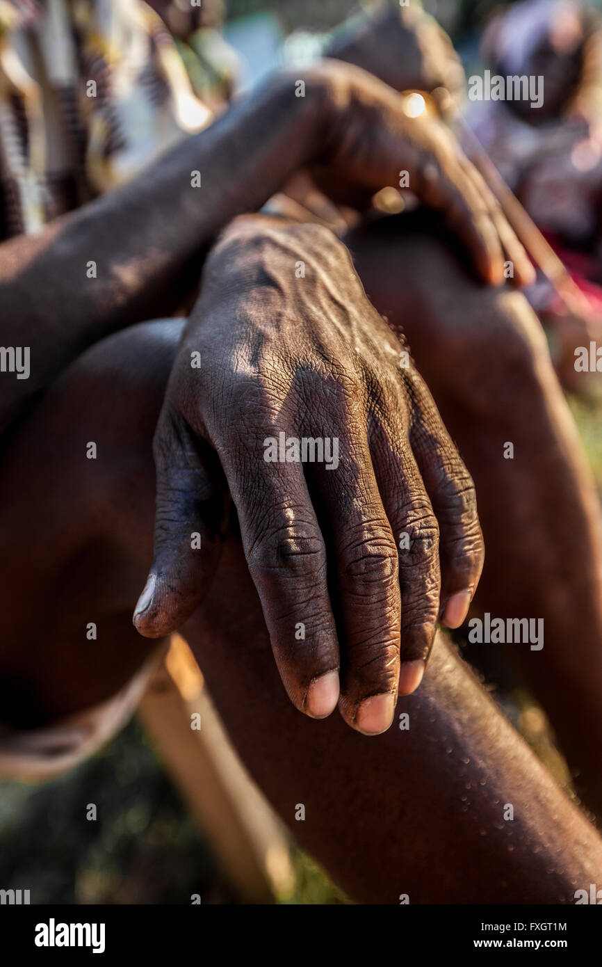 Mosambik, ein Detail von Menschenhänden, gegerbt und faltige Haut. Stockfoto